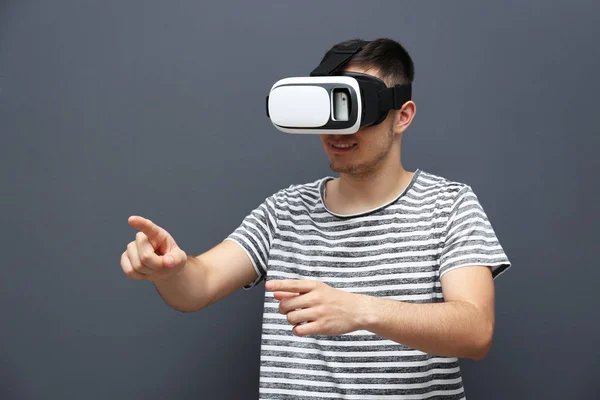 Junger Mann Gestreiften Shirt Mit Virtual Reality Brille Auf Grauem — Stockfoto