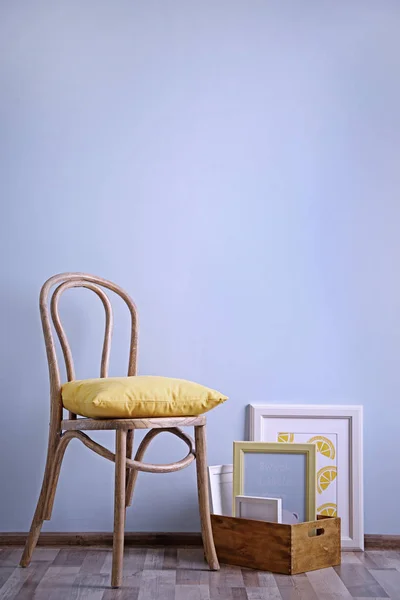 Interior sencillo con silla y decoraciones —  Fotos de Stock