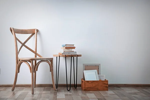 Enkel inredning med stol och dekorationer — Stockfoto
