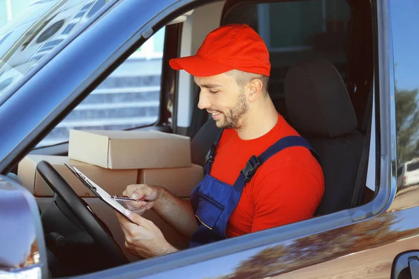 Lista de comprobación del hombre de entrega — Foto de Stock