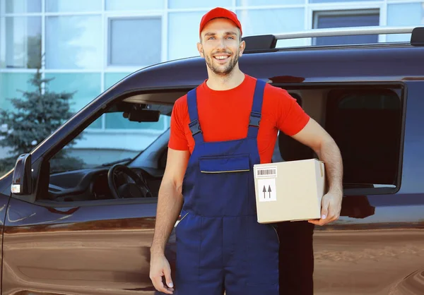 Mann hält Paket — Stockfoto