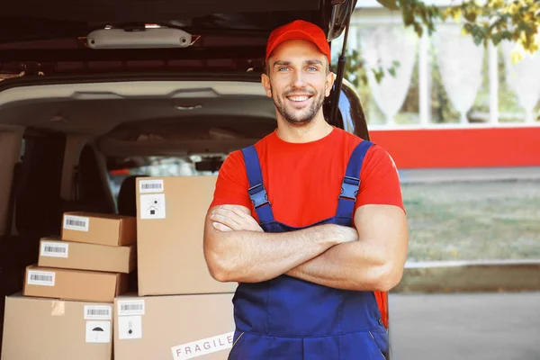 Man står nära bil — Stockfoto