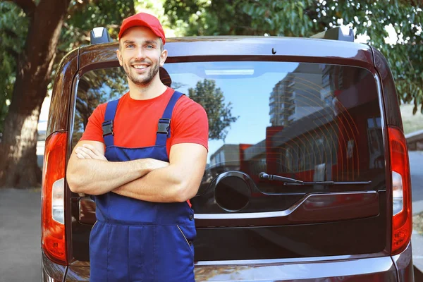 Delivery man standing — Stock Photo, Image