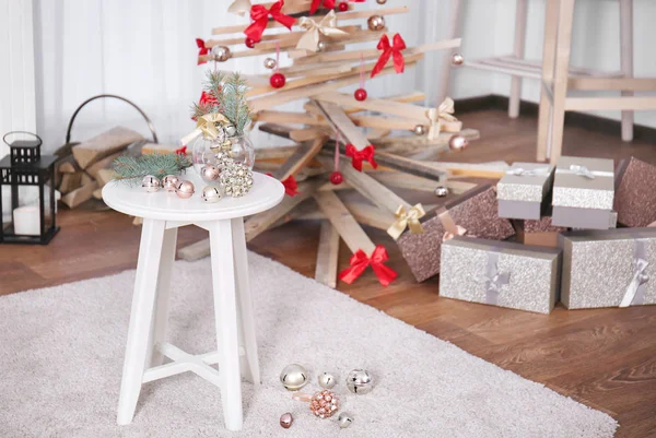 Mesa con decoraciones navideñas — Foto de Stock