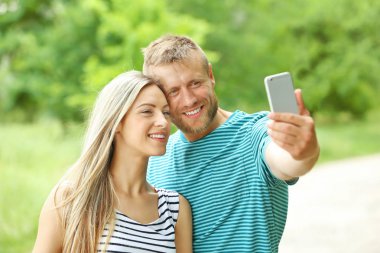 Mutlu çift selfie çekiyor.