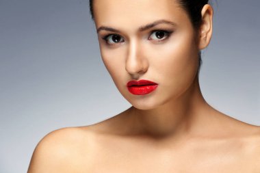 Kırmızı dudaklar ile kız