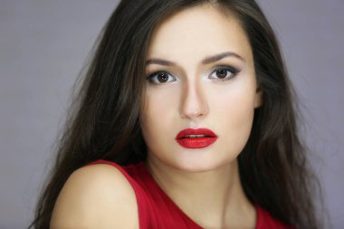 Kırmızı dudaklar ile kız