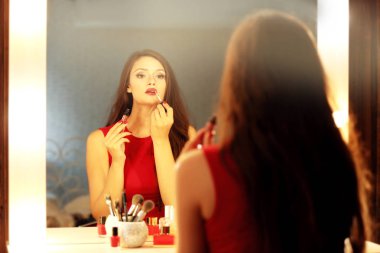 Kız kozmetik uygulama