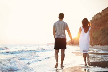 Tropikal sahilde sevimli bir çift