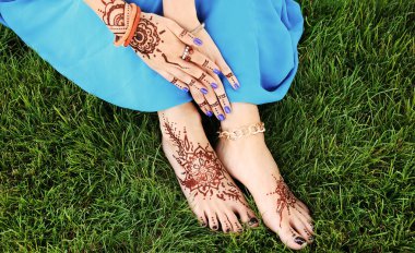 kadın bacakları ve eller 