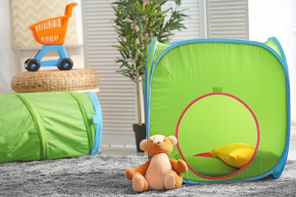 Палатка в номере для детей — стоковое фото