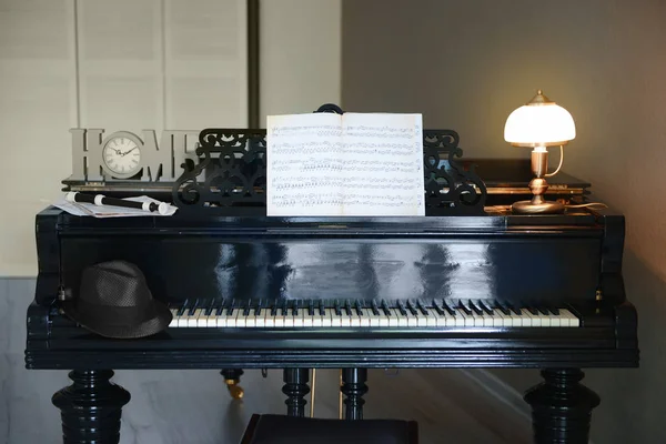 Piano dans une chambre classique vide — Photo