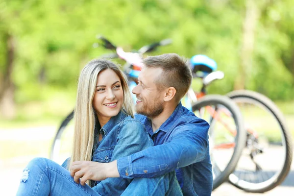 Glückliches Paar mit Fahrrädern — Stockfoto