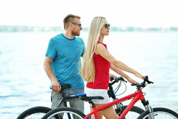 Coppia felice con biciclette — Foto Stock