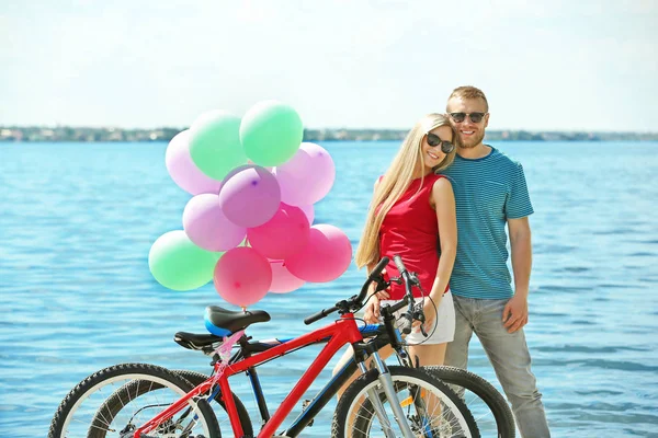 Щаслива пара з велосипедами — стокове фото