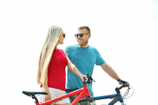 Couple heureux avec des vélos — Photo