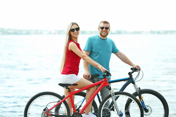 Glückliches Paar mit Fahrrädern — Stockfoto