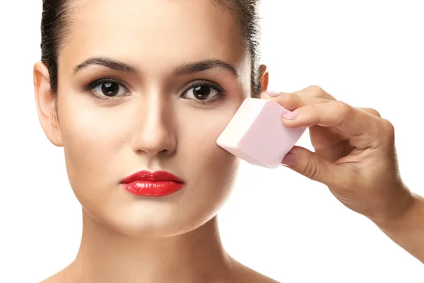 Menina aplicando cosméticos — Fotografia de Stock