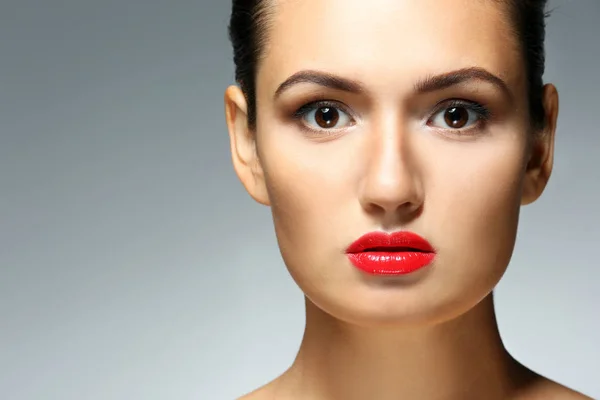 Chica con labios rojos —  Fotos de Stock