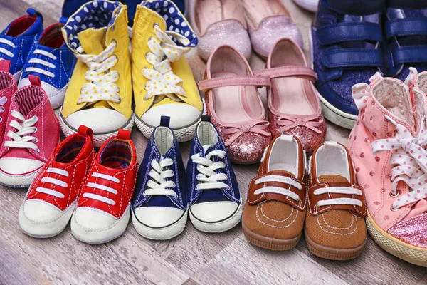 Zapatos coloridos para niños —  Fotos de Stock