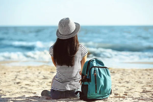 Chica turística con mochila en la playa — Foto de Stock