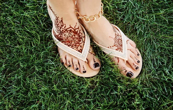 Weibliche Beine mit Henna-Tätowierung — Stockfoto