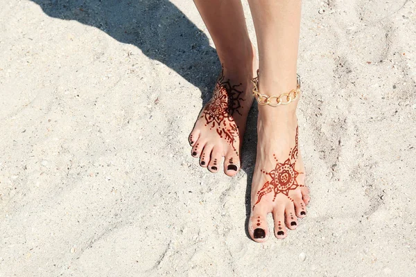Vrouwelijke benen met henna tattoo — Stockfoto