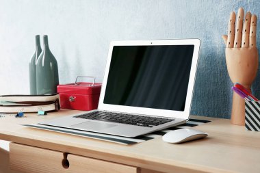 Dizüstü bilgisayarı olan modern işyeri