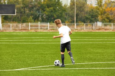 Futbol Stadı'nda oynayan çocuk
