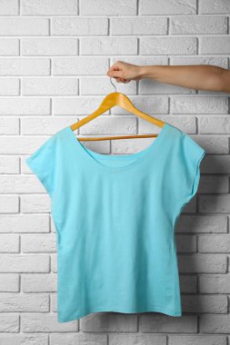 Boş ışık mavi t-shirt 