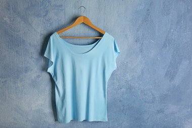 Boş ışık mavi t-shirt