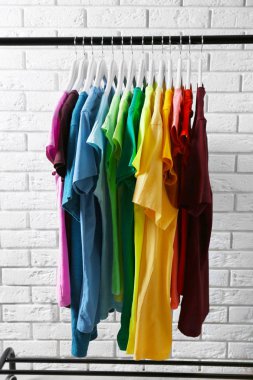 Askıları renkli t-shirt