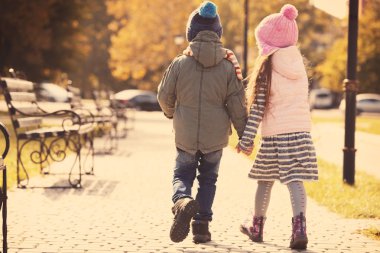 Sevimli küçük çocuklar parkta yürüyüş