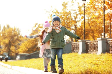 Çocuklar eğleniyor Park'ta yürüyordunuz