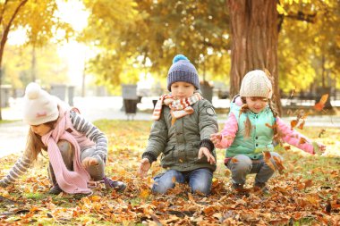 Mutlu çocuk güzel sonbahar Park'ta dinlenme