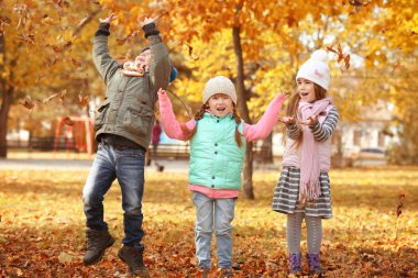 Mutlu çocuk güzel sonbahar Park'ta dinlenme