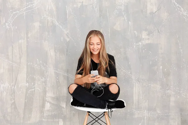 Cheerful teenager girl — Stock Photo, Image