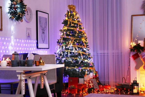 Sala de estar decorada para Navidad — Foto de Stock