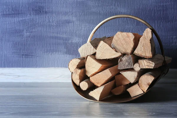 Korb mit Brennholz auf dem Fußboden — Stockfoto