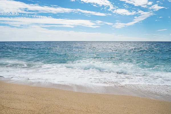 Zand, de zee en de blauwe hemel — Stockfoto
