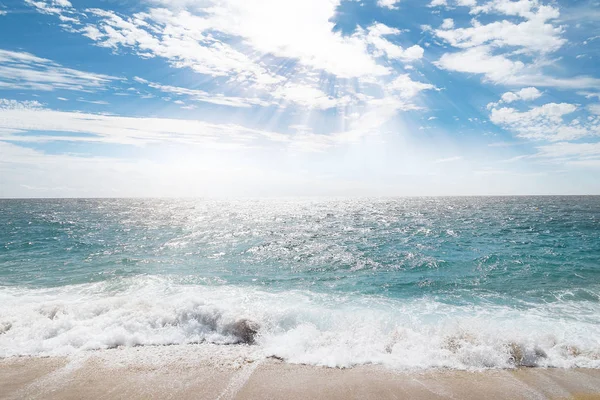 Zand, de zee en de blauwe hemel — Stockfoto