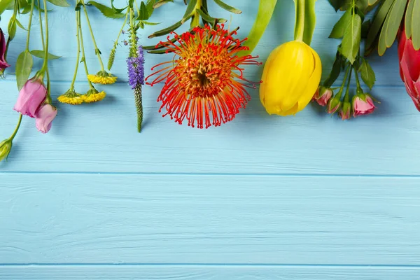 Mooie bloemen op houten achtergrond — Stockfoto