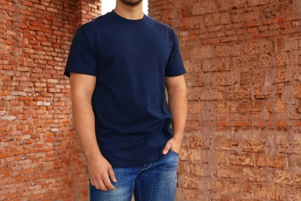 Hombre joven en camiseta en blanco —  Fotos de Stock