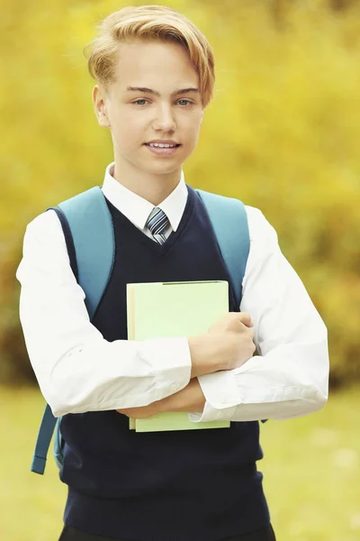 Bello Adolescente Con Libro Nel Parco — Foto Stock