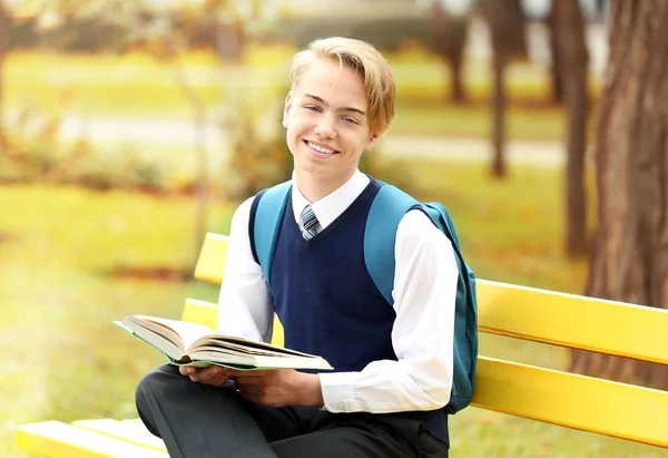 Schoolboy leitura livro — Fotografia de Stock