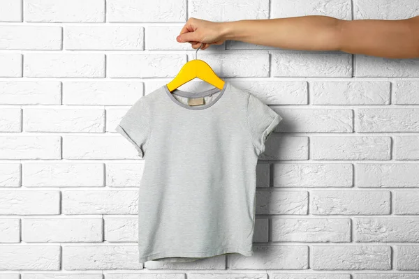 T-Shirt mit leerer Farbe — Stockfoto