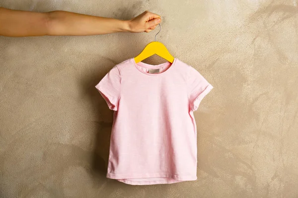 T-shirt rosa em branco — Fotografia de Stock