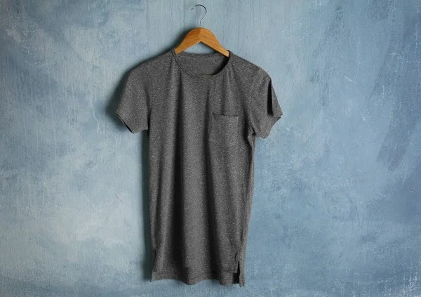 Leeg grijs t-shirt — Stockfoto