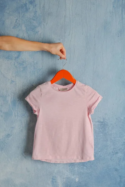 Camiseta rosa en blanco — Foto de Stock