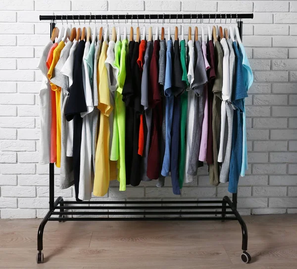 Bunte T-Shirts auf Kleiderbügeln — Stockfoto